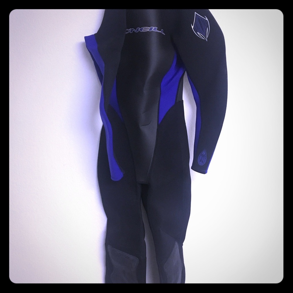 Woman’s medium O’Neill full length wet suit.